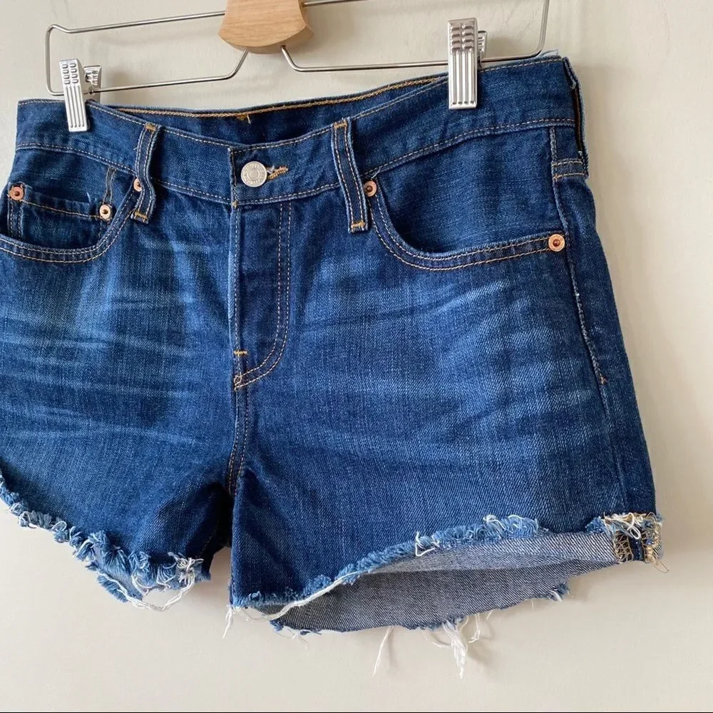 LEVI’S 501 Raw Hem Medium Wash Button Fly Short - Picture 3 of 11